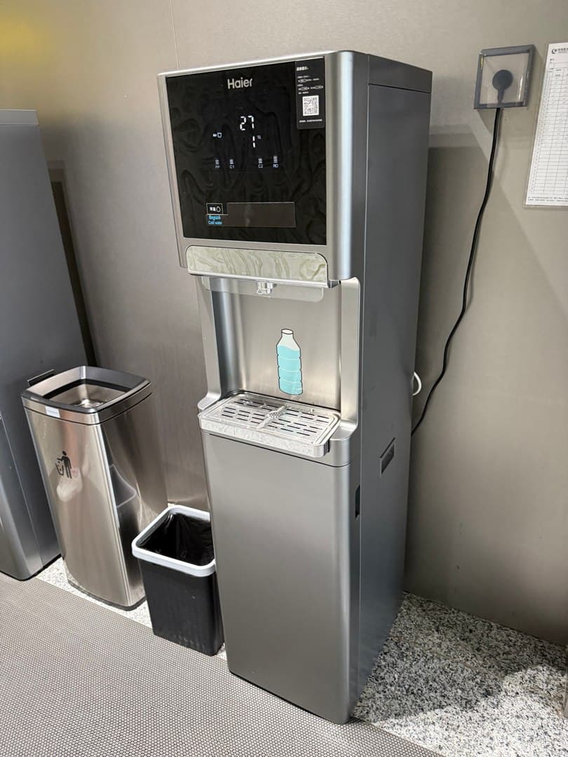 空港内で見かけたボトル用の給水機（2026年10月）