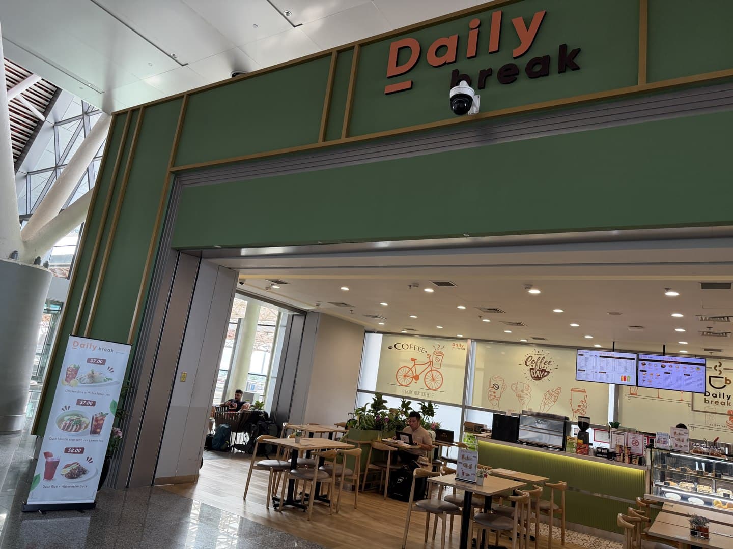 保安検査前の飲食店「Daily break」（2026年10月）