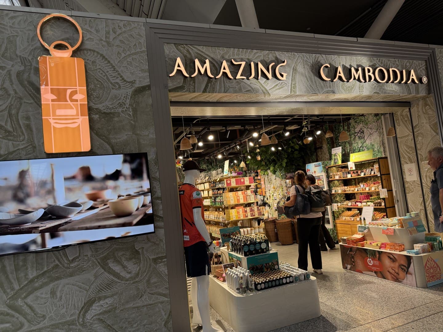 保安検査後のお土産店「AMAZING CAMBODIA」（2026年10月）