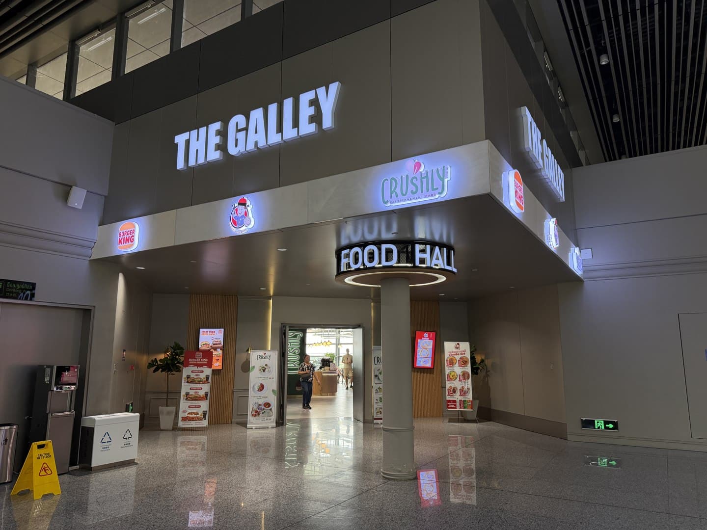 保安検査後のフードホール「THE GALLEY」（2026年10月）