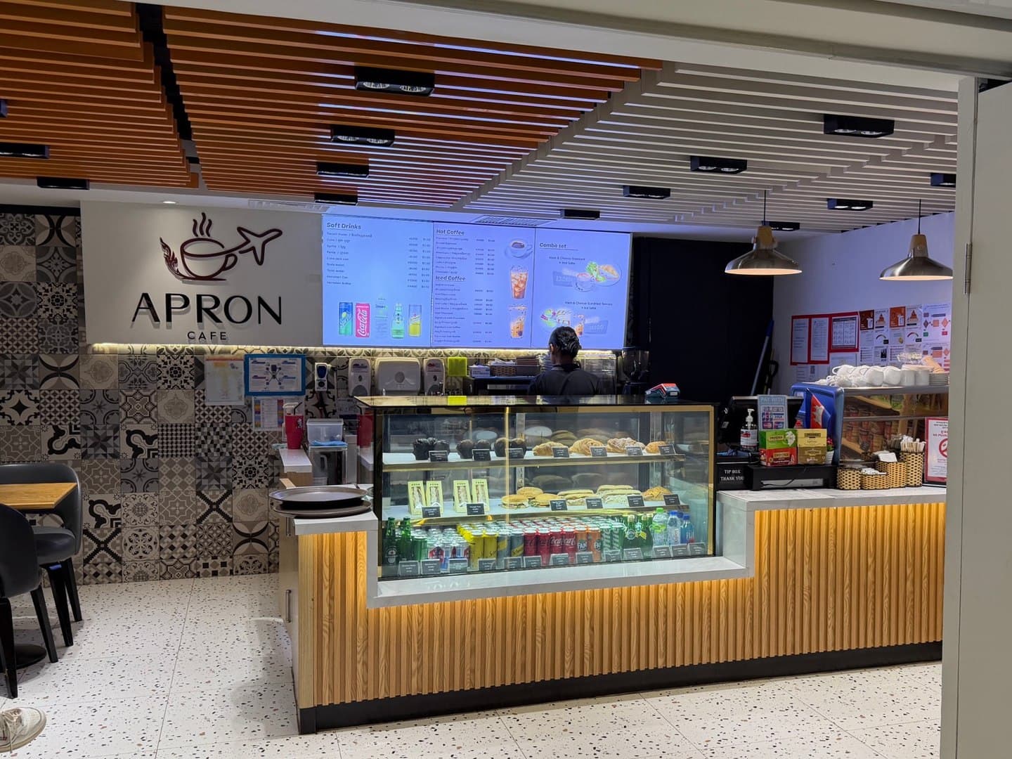 1階の「APRON CAFE」（2026年10月）