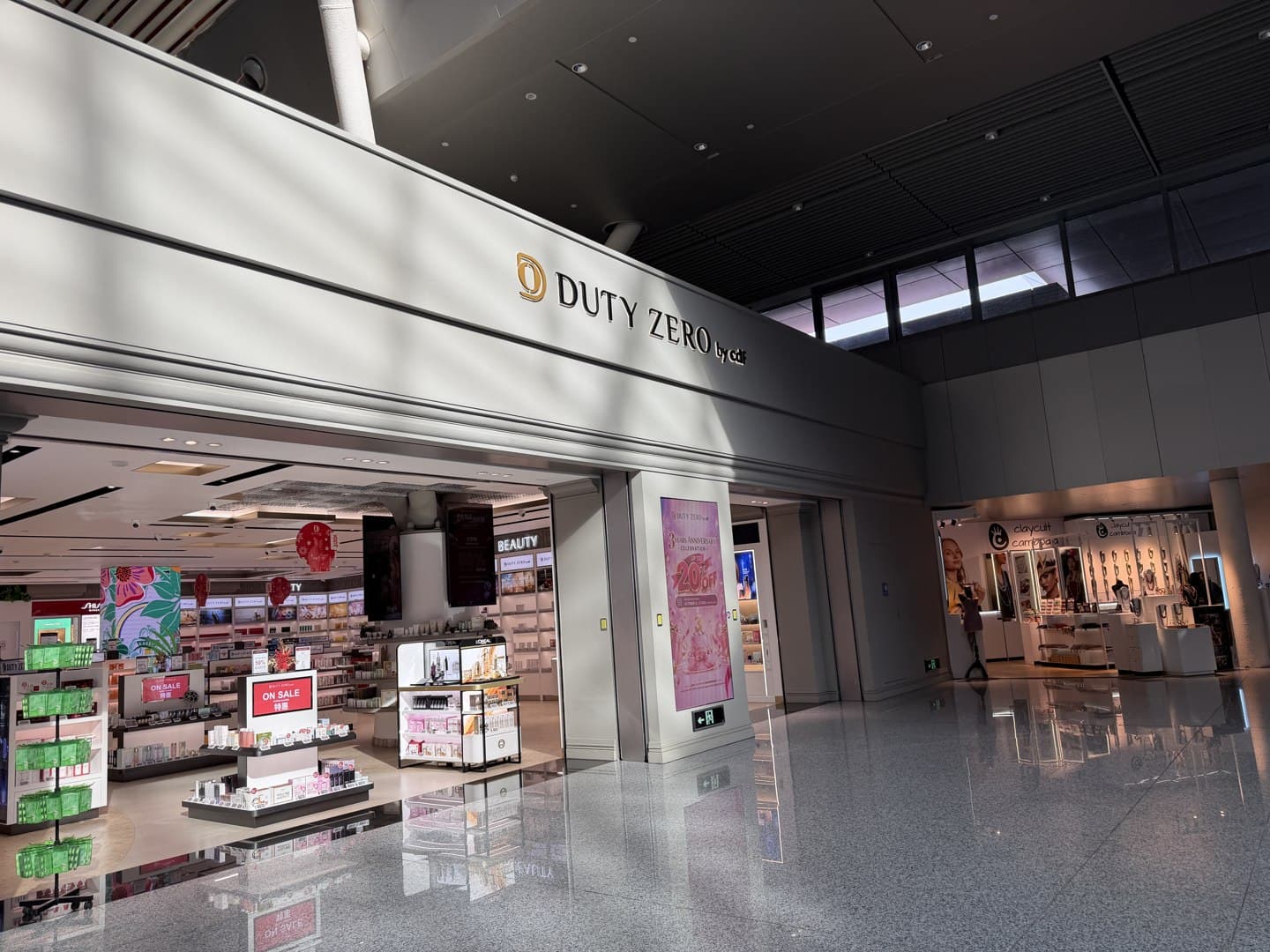 シェムリアップ・アンコール国際空港・保安検査後の免税店入口（2026年10月）